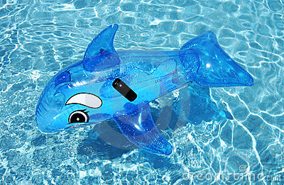 Летающий надувной дельфин